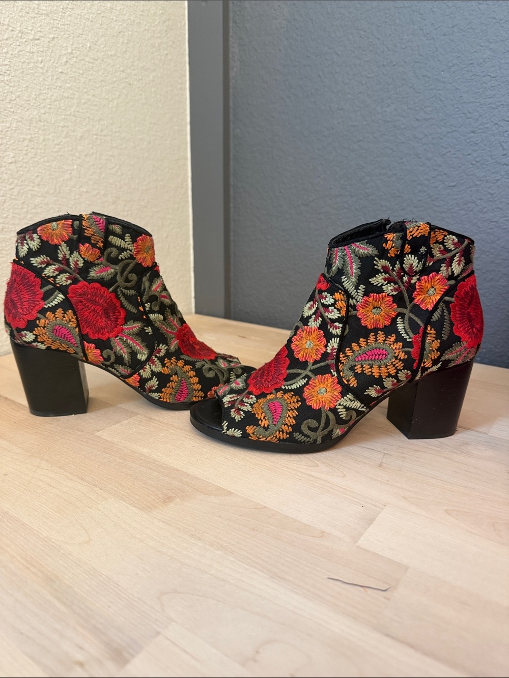 Crown Vintage embroidered peep toe boots. Size 6. - Picture 7 of 11